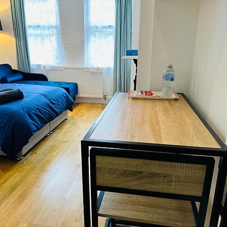 Stunning One Bedroom Studio Flat Londra Exterior foto