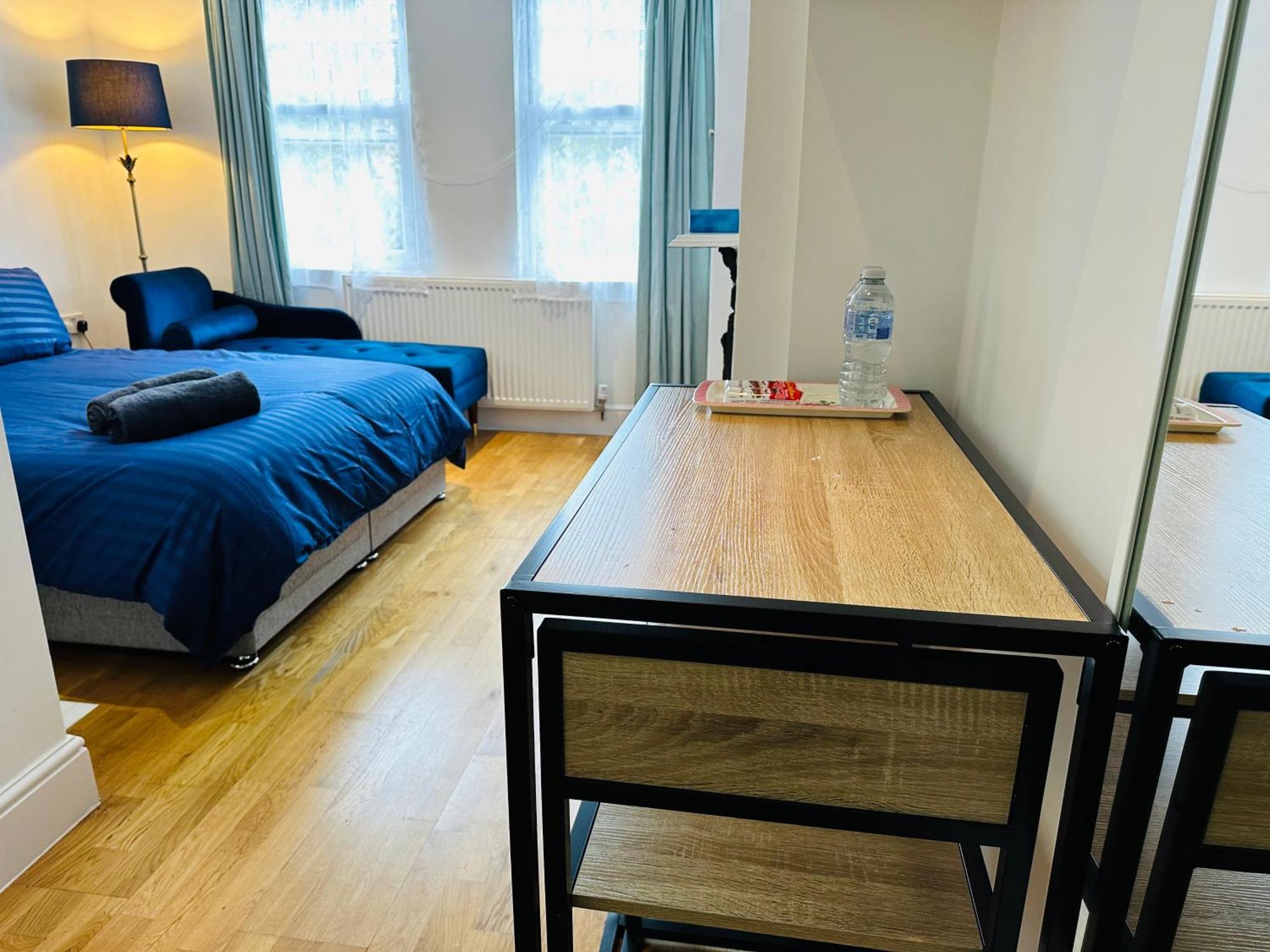 Stunning One Bedroom Studio Flat Londra Exterior foto