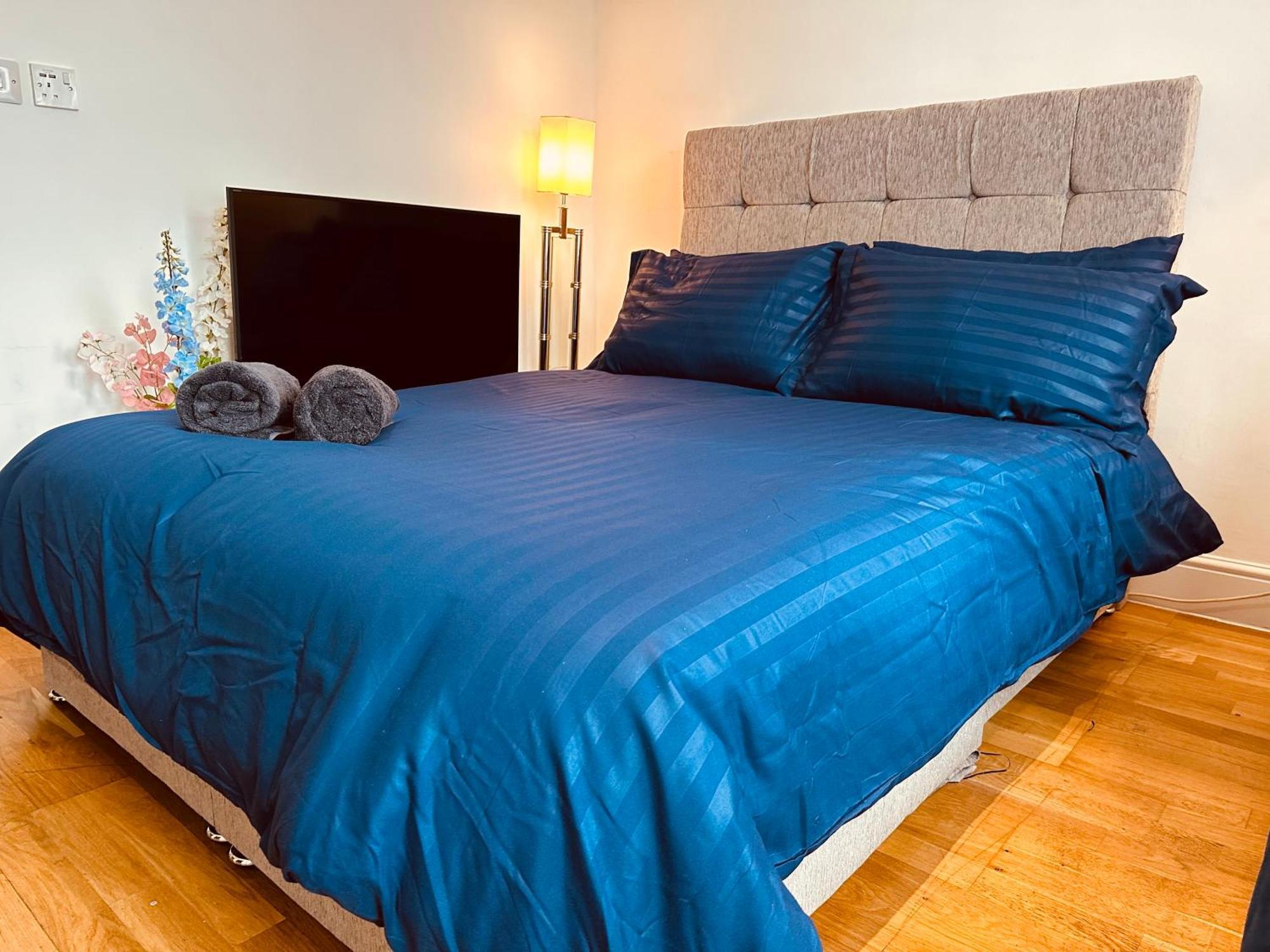 Stunning One Bedroom Studio Flat Londra Exterior foto