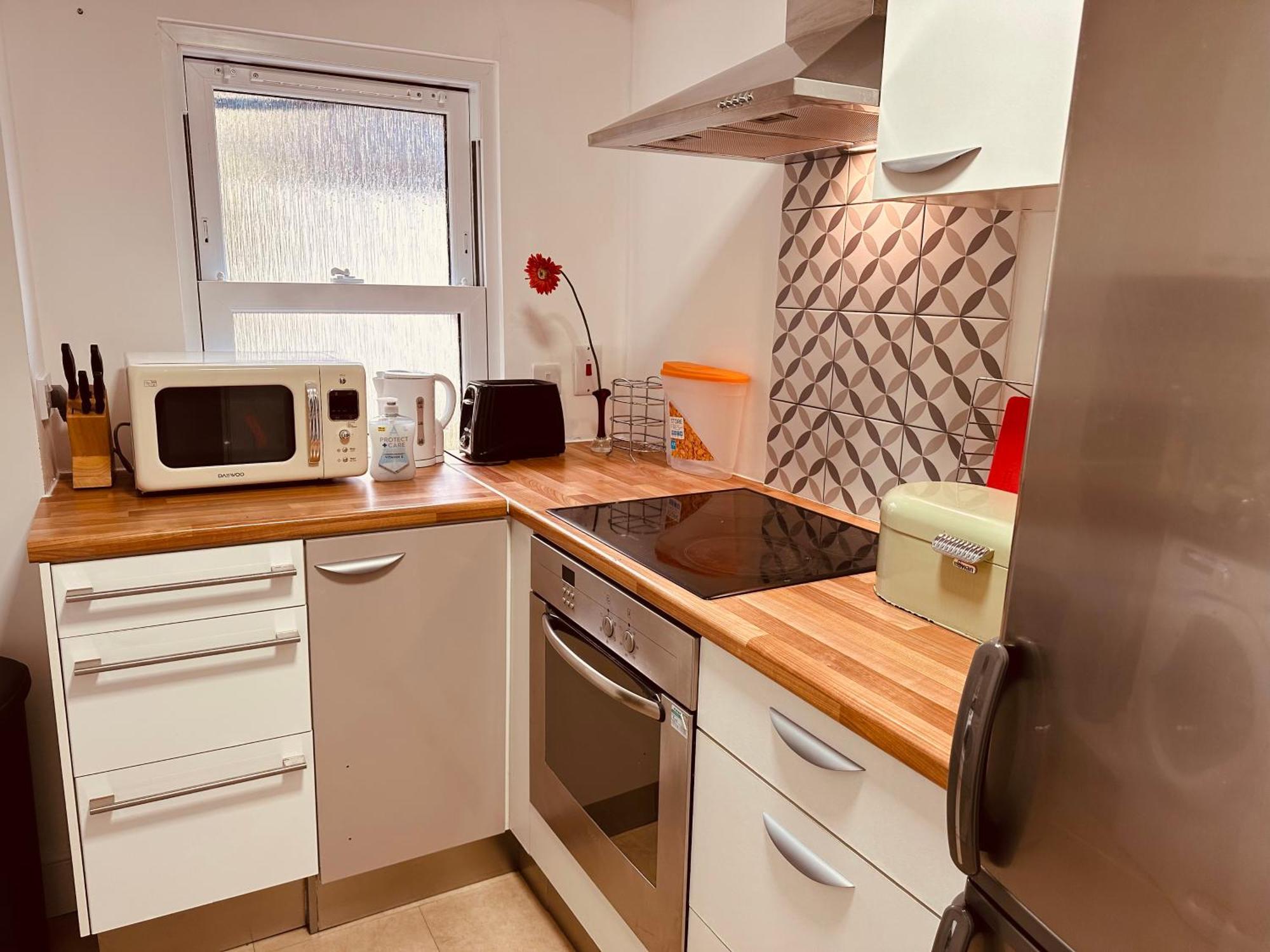 Stunning One Bedroom Studio Flat Londra Exterior foto